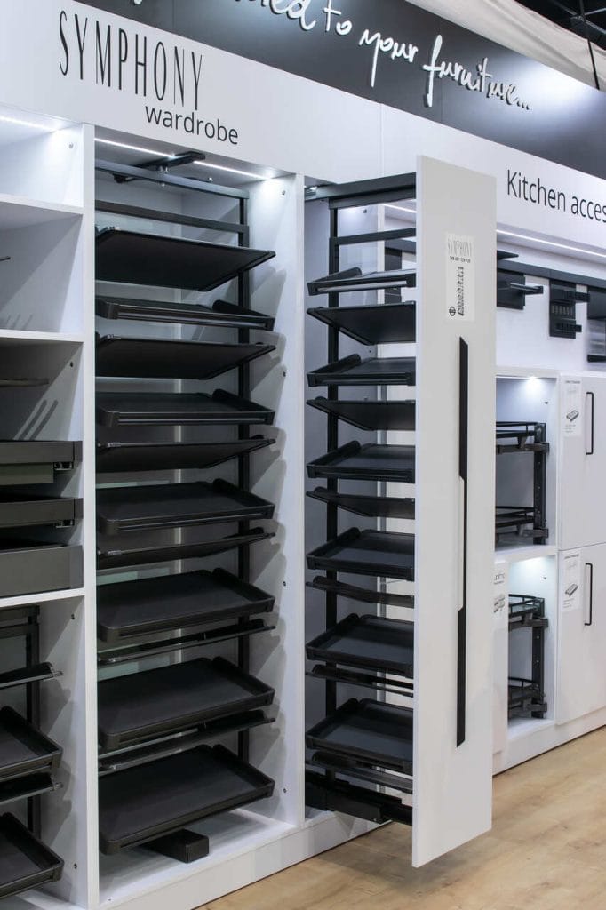 Z zainteresowaniem zwiedzających interzum 2025 spotkały się nowe rozwiązania w garderobie Symphony, którą zaprezentowała marka ATM Akcesoria Meblowe. Klienci pytali o cargo, w którym można przechowywać obuwie. Zgodnie z ich oczekiwaniami powstał więc kosz na buty wysuwany WB-681. Fot. Tomasz Markowski.