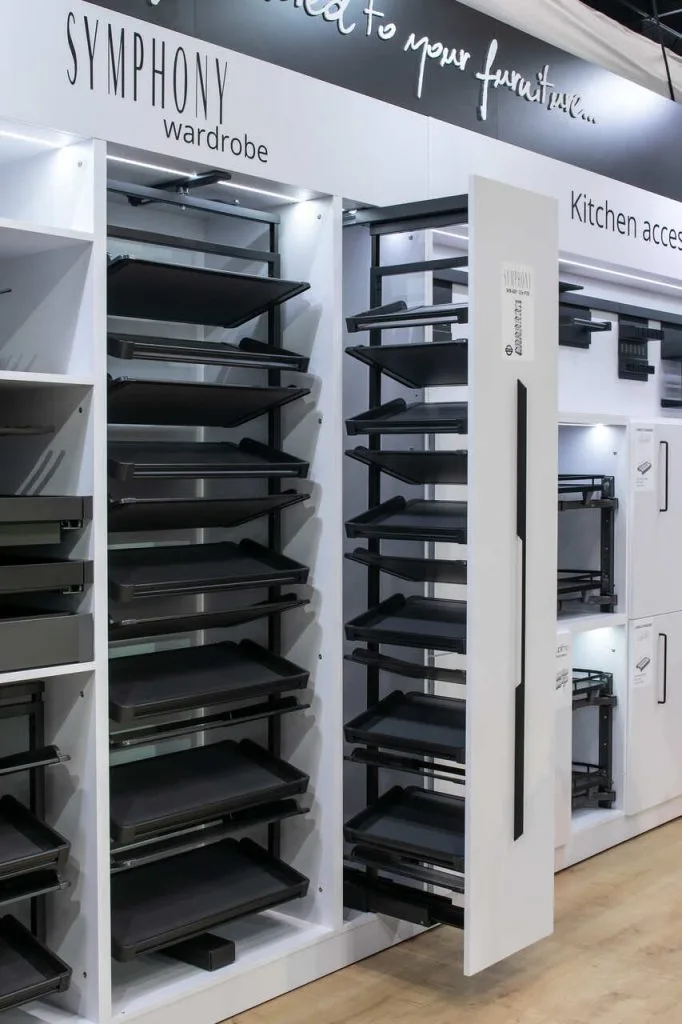 Z zainteresowaniem zwiedzających interzum 2025 spotkały się nowe rozwiązania w garderobie Symphony, którą zaprezentowała marka ATM Akcesoria Meblowe. Klienci pytali o cargo, w którym można przechowywać obuwie. Zgodnie z ich oczekiwaniami powstał więc kosz na buty wysuwany WB-681. Fot. Tomasz Markowski.