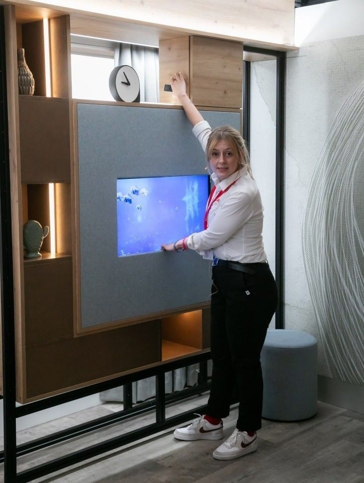 Tegoroczna prezentacja Häfele w Kolonii to najlepszy dowód na to, że dziś nie wystarczą już pojedyncze produkty. Takie podejście zostało docenione przez jury targów interzum, które przyznało firmie prestiżową nagrodę „Best of the Best” nie za konkretny produkt, a za koncepcję apartamentu Dynamic Living. Ten modułowy system, oparty na szynie magnetycznej, pozwala na przesuwanie ciężkich (500 kg) segmentów wyposażenia mieszkania jedną ręką. Dzięki temu rozwiązaniu lokum o powierzchni 18 m2 może stać się przestrzenią do pracy, nauki i ćwiczeń. Fot. Tomasz Markowski.