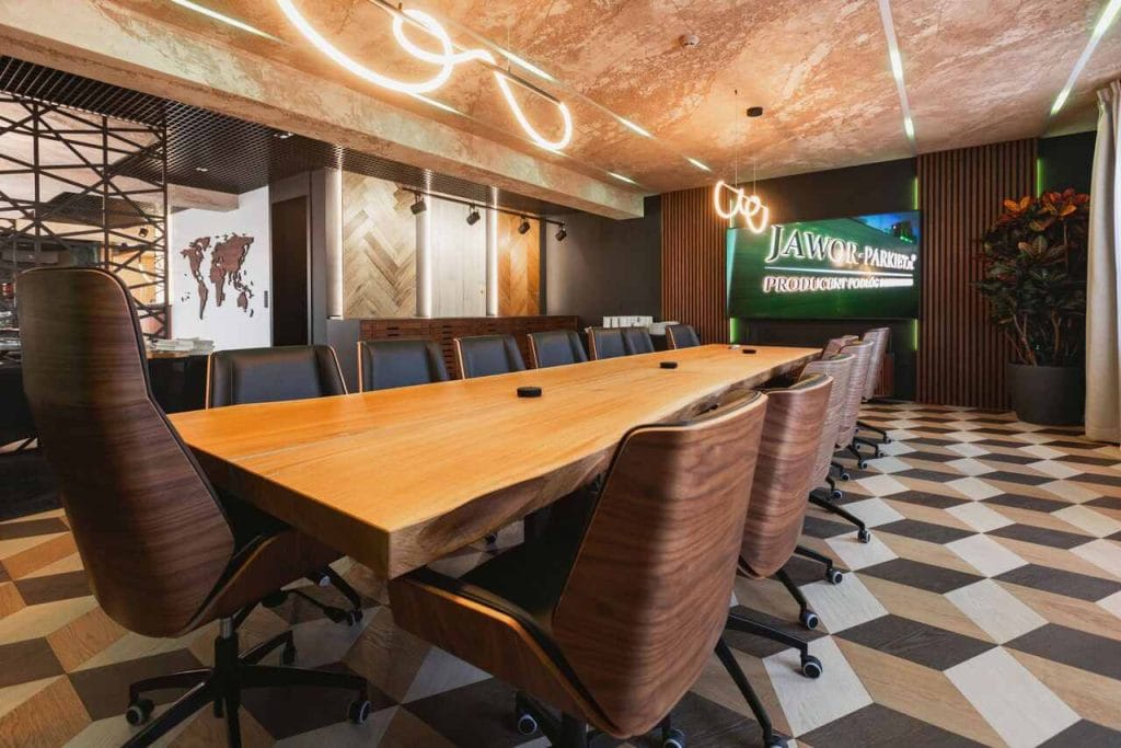 Pod dachem Jawor-Parkiet Design Space znajduje się m.in. sala konferencyjna, strefa chillout czy miejsce na formalne spotkania biznesowe.
