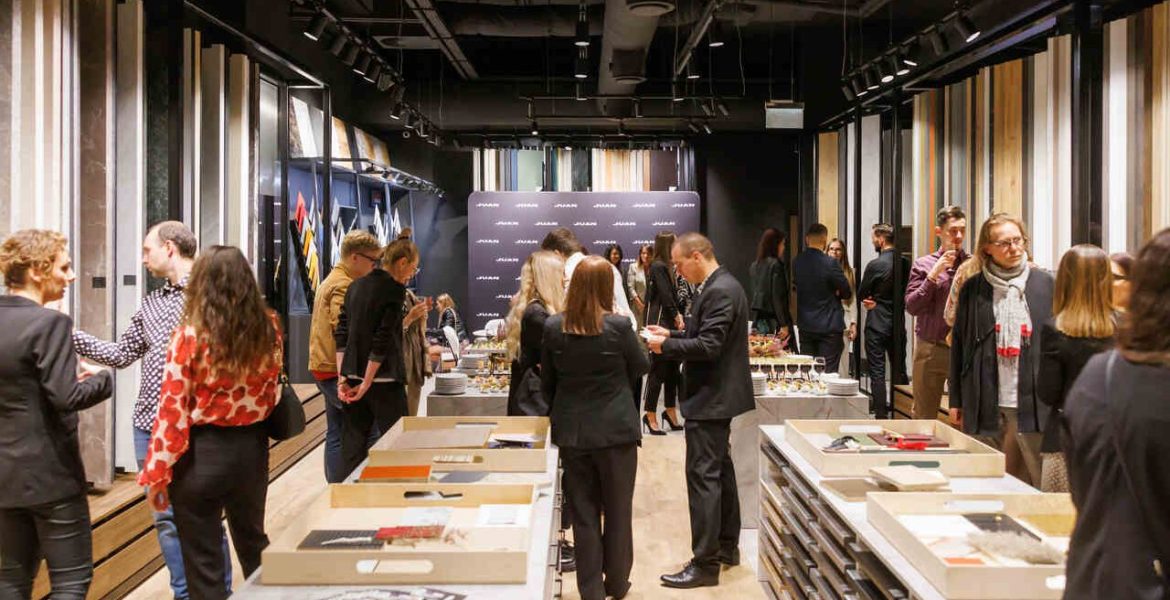 Połączenie różnorodnych stref buduje atmosferę, która pomoże klientom wyobrazić sobie, jak produkty JUAN mogą wpisać się w ich własne domowe przestrzenie. Za projekt wnętrza odpowiedzialna była uznana architekt wnętrz – Monika Staniec.