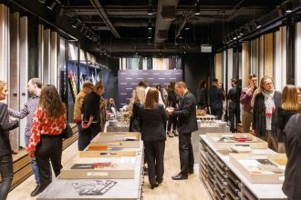 Połączenie różnorodnych stref buduje atmosferę, która pomoże klientom wyobrazić sobie, jak produkty JUAN mogą wpisać się w ich własne domowe przestrzenie. Za projekt wnętrza odpowiedzialna była uznana architekt wnętrz – Monika Staniec.