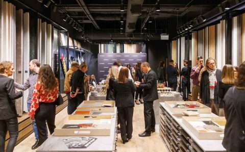 Połączenie różnorodnych stref buduje atmosferę, która pomoże klientom wyobrazić sobie, jak produkty JUAN mogą wpisać się w ich własne domowe przestrzenie. Za projekt wnętrza odpowiedzialna była uznana architekt wnętrz – Monika Staniec.