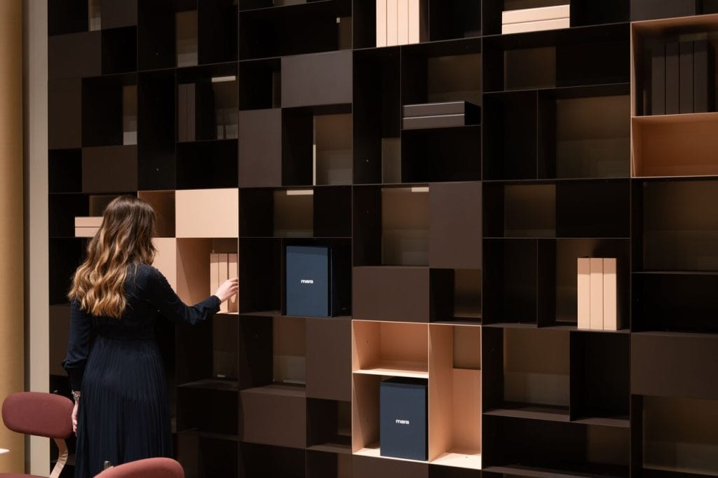 Świat marki Mara stał się większy, obejmując coraz szerszy zakres wyposażenia, płynnie przekraczając różne scenariusze życia: od biur po mieszkania i przestrzeń zewnętrzną. Fot. Alessandro Russotti / Salone del Mobile.Milano.