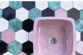 Najnowsze trendy łazienkowe, prezentacje produktowe oraz dostęp online do katalogów firm znajdziesz w najnowszym „PRZEWODNIKU ARCHITEKTA: łazienka na czasie”.