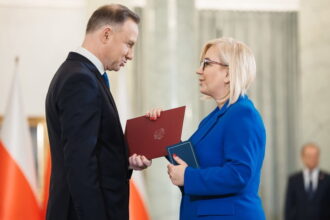 Drewno, które wyjechało z Polski w pierwszych miesiącach tego roku, było kontraktowane na przełomie listopada i grudnia zapewnia Paulina Hennig-Kloska ministra klimatu i środowiska. Na zdjęciu prezydent Andrzej Duda i Paulina Hennig-Kloska podczas powołania Premiera oraz Rady Ministrów - 13 grudnia 2023 r.