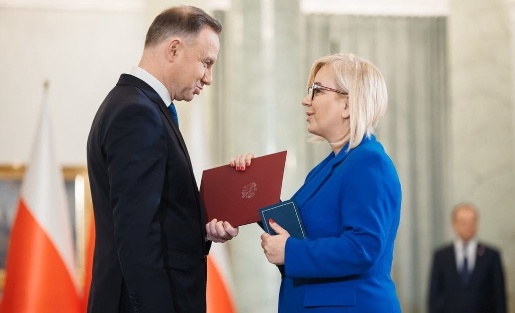 Drewno, które wyjechało z Polski w pierwszych miesiącach tego roku, było kontraktowane na przełomie listopada i grudnia zapewnia Paulina Hennig-Kloska ministra klimatu i środowiska. Na zdjęciu prezydent Andrzej Duda i Paulina Hennig-Kloska podczas powołania Premiera oraz Rady Ministrów - 13 grudnia 2023 r.