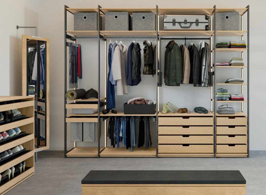 Wszechstronność w projektowaniu garderoby, niezależnie od jej rozmiaru, zapewnia DressCode od Häfele. Jest to zestaw stelaży z drążkami oraz poziomymi prowadnicami. Beznarzędziowa i prosta możliwość modyfikacji umożliwia dopasowanie do naszych potrzeb. Można dodać np. dodatkowe kosze na bieliznę, półki na buty, wieszaki na spodnie lub krawaty czy zdecydować się na dodatkowe organizery na biżuterię. Regulacja wysokości półek i modułów również jest łatwa i nie wymaga użycia narzędzi.