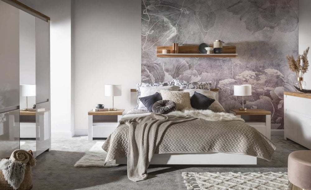 Sypialnia w kolorystyce biało-szaro-beżowej.