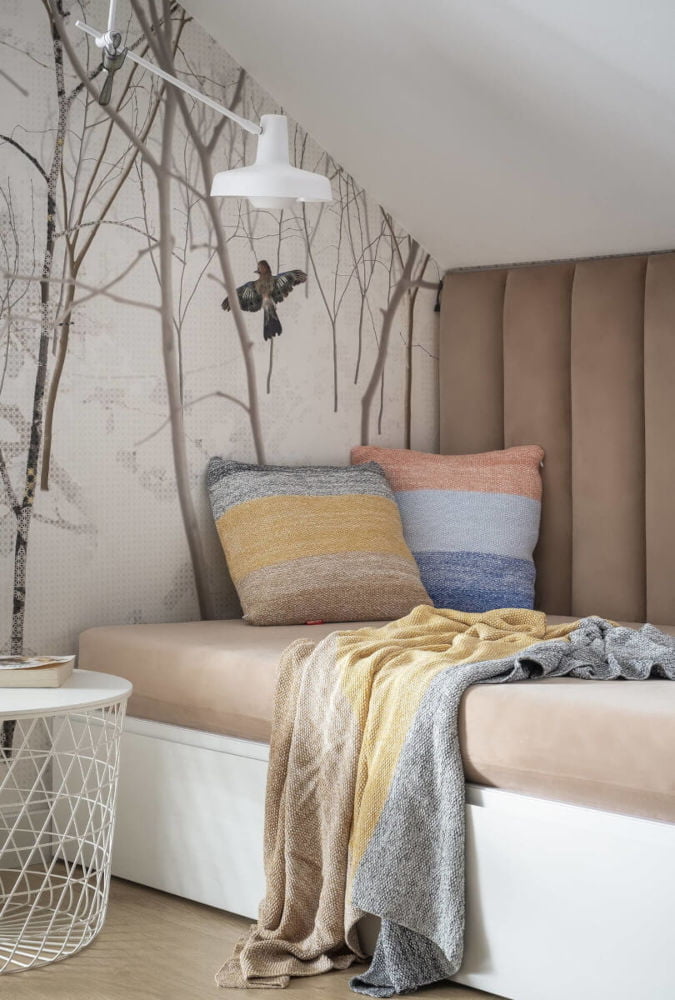 Łóżko, sypialnia w ciepłej, pastelowej kolorystyce.