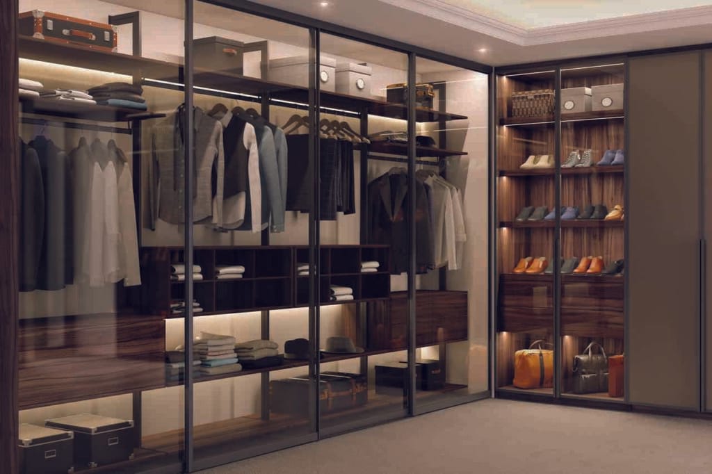 Szklane witryny w systemie Opal firmy Komandor.