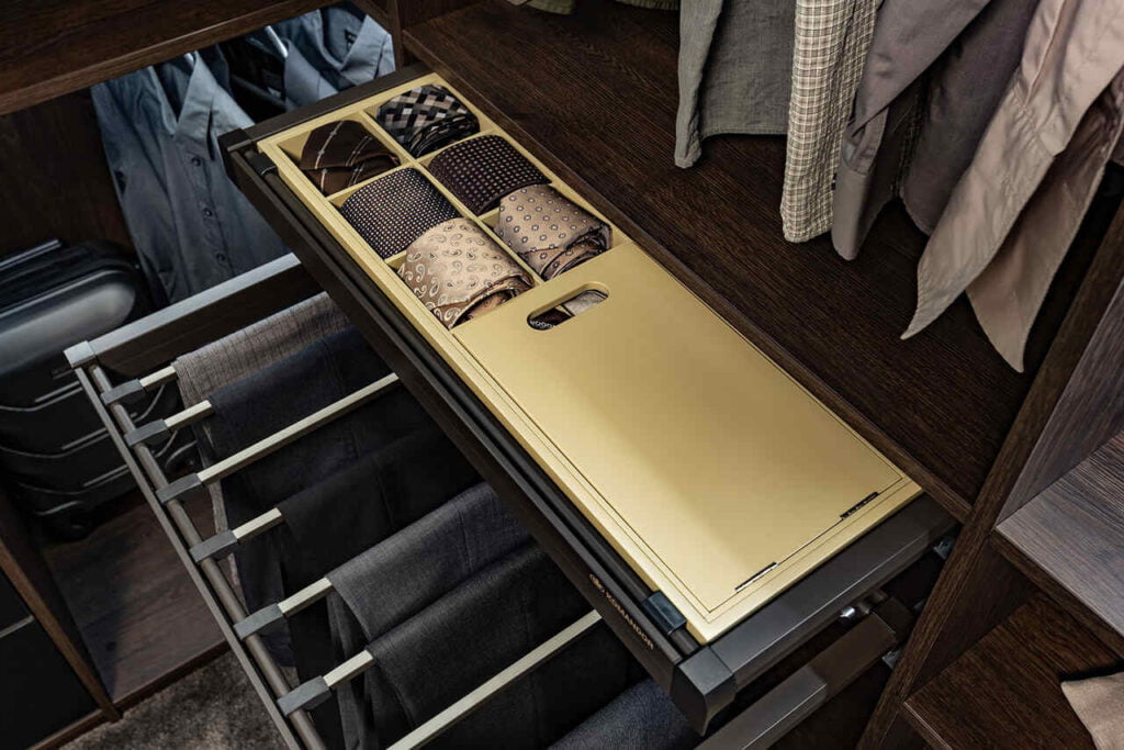 Wysuwany wieszak na spodnie Mocca z oferty Komandor to rozwiązanie dla osób ceniących porządek, wygodę i elegancję, które znacznie podnosi funkcjonalność oraz komfort użytkowania garderoby. Pozwala na wygodne przechowywanie wielu par spodni, minimalizując ryzyko ich zagnieceń i ułatwiając dostęp do każdej pary.