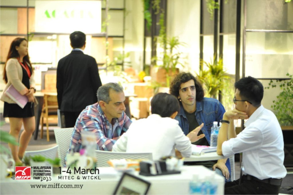 Rozmowy biznesowe podczas targów MIFF.