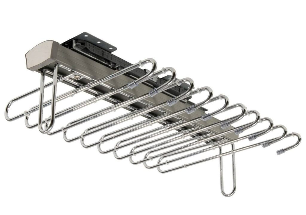 Organizacja szafy wiąże się z wieloma wyzwaniami. Jednym z trudniejszych do przechowywania elementów garderoby są spodnie. Leżące na półce często się gniotą i wymagają prasowania. Ich masa natomiast uniemożliwia korzystanie ze zwykłych wieszaków, które rozciągają się i niszczą pod wpływem ciężaru spodni. Rozwiązaniem tego problemu są wieszaki na spodnie firmy Amix. Seria zawiera wysuwane, podwieszane, aluminiowo-stalowe wieszaki do spodni np. DX011 o szerokości 320 mm i wysokości 155 mm.