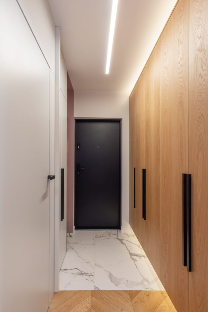 Kolory we wnętrzach 2024 - przedpokój, proj. Szydlik Wnętrza.