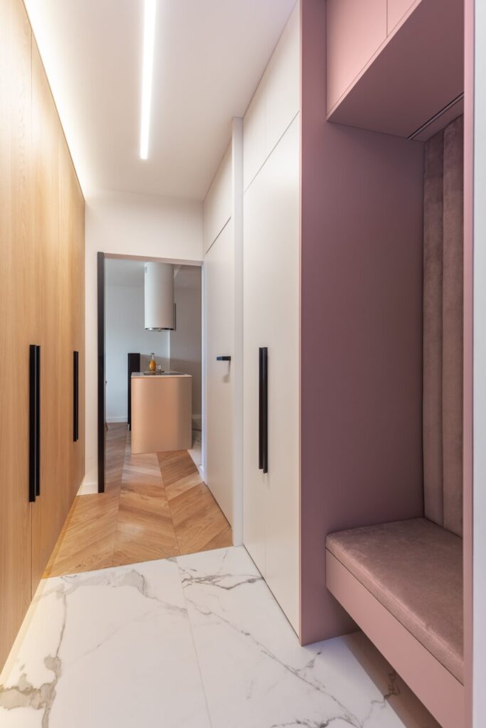 Kolory we wnętrzach 2024 - przedpokój, proj. Szydlik Wnętrza.