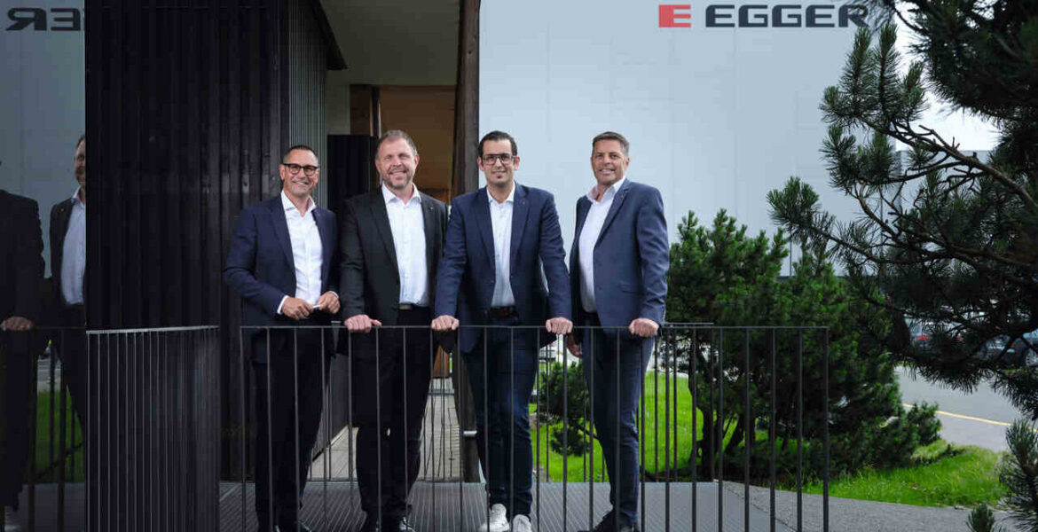 Zarząd Grupy EGGER informuje o wynikach rocznych (od lewej): Thomas Leissing, Frank Bölling, Michael Egger Jr i Hannes Mitterweissacher.