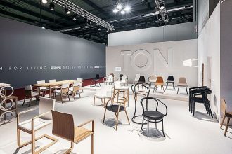 producent mebli do siedzenia TON wystawił się w hali designu Salone Internazionale del Mobile w Mediolanie