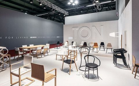producent mebli do siedzenia TON wystawił się w hali designu Salone Internazionale del Mobile w Mediolanie