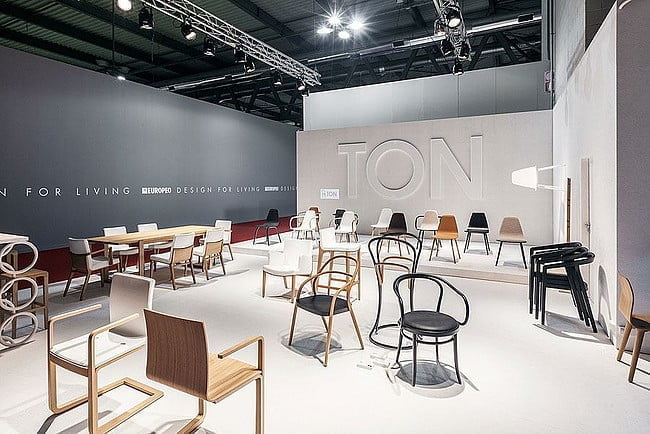 producent mebli do siedzenia TON wystawił się w hali designu Salone Internazionale del Mobile w Mediolanie