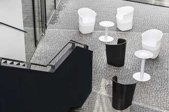 Do siedziska TULLI dołączył stolik kawowy