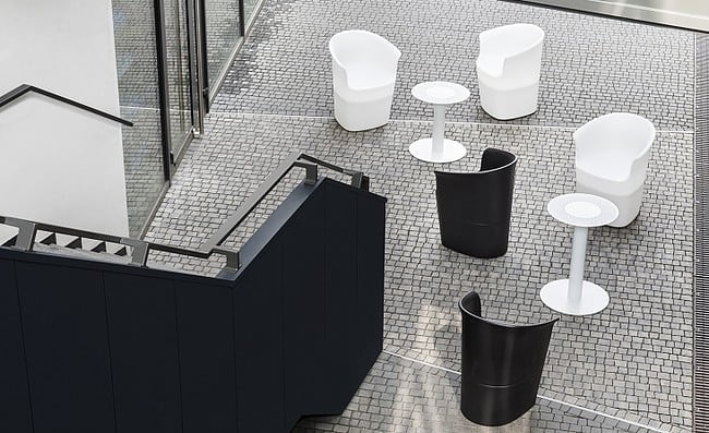 Do siedziska TULLI dołączył stolik kawowy