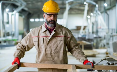 INERGIS fotowoltaika - pracownik z żółtym kasku