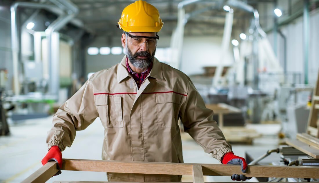 INERGIS fotowoltaika - pracownik z żółtym kasku