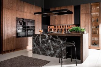 Wyspa w meblach kuchennych „Madera” firmy Halupczok. Blat kuchenny z konglomeratu kwarcowego o zachwycającym wzorze, który za sprawą połyskujących drobinek, przywodzi na myśl rozgwieżdżone niebo.