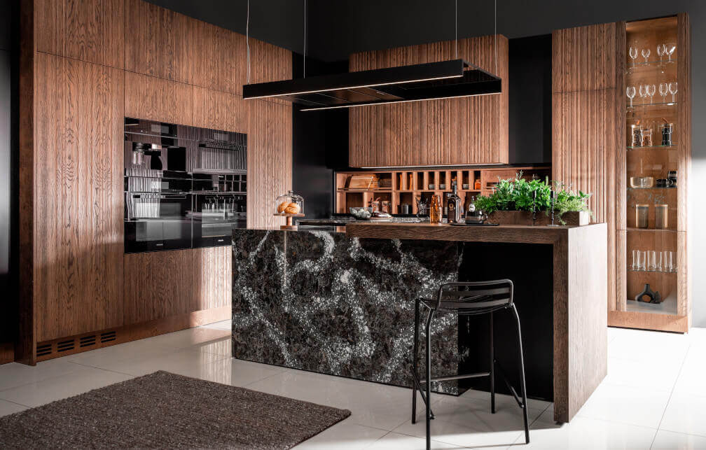 Wyspa w meblach kuchennych „Madera” firmy Halupczok. Blat kuchenny z konglomeratu kwarcowego o zachwycającym wzorze, który za sprawą połyskujących drobinek, przywodzi na myśl rozgwieżdżone niebo.