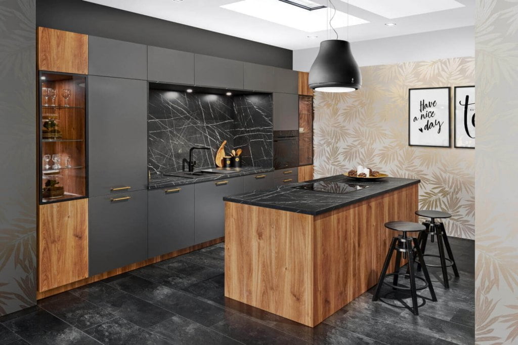 Kuchnia KAM Premium Plus. Elegancki marmur zachwyca klasycznym pięknem i fascynuje luksusowym designem. Naturalny urok kamienia można odtworzyć również w przypadku blatów kuchennych.