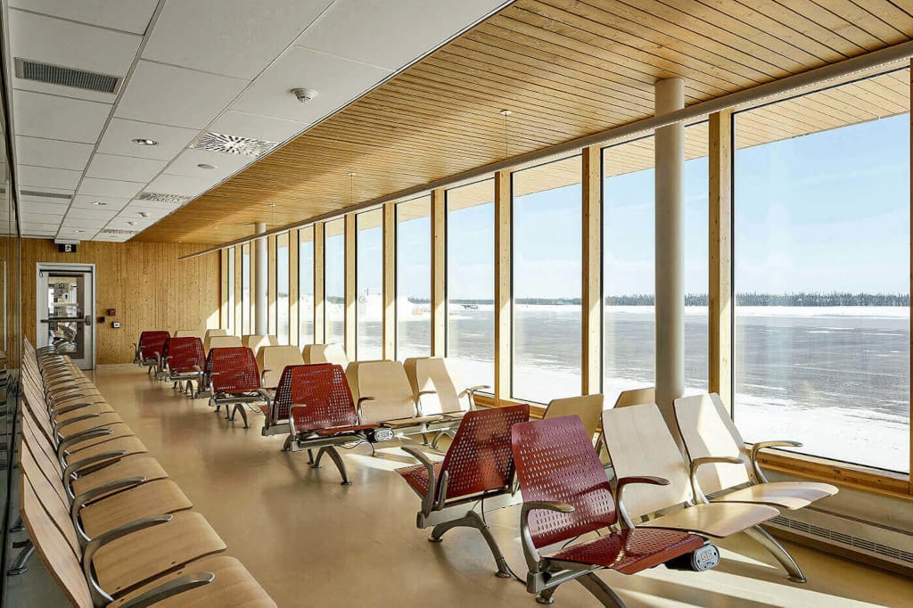 Konstrukcja nowego budynku terminalu lotniska Chibougamau-Chapais (Kanada) zapewnia wizualną łączność z parkingu do pasa startowego.