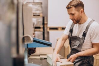 Z danych GUS wynika, że dynamika spadków w przemyśle meblarskim hamuje. Na zdjęciu pracownik produkcji.