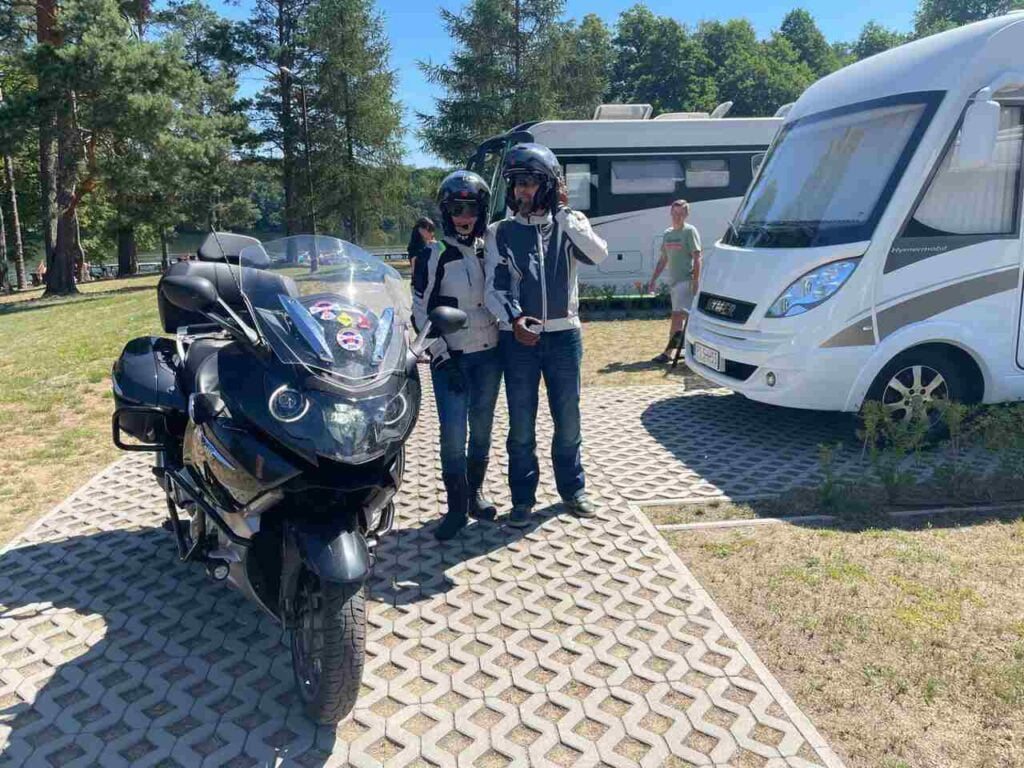 Na motocyklu i kamperem, czyli wspólne pasje i wakacyjny czas.