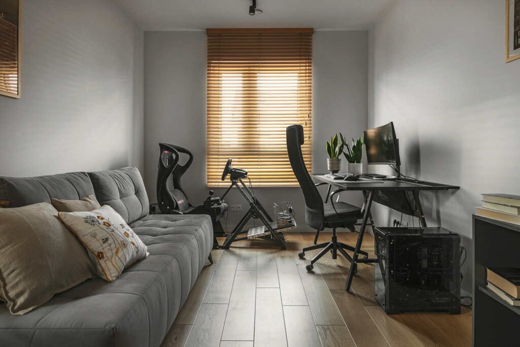 Czerń, szarość i drewno we wnętrzu.