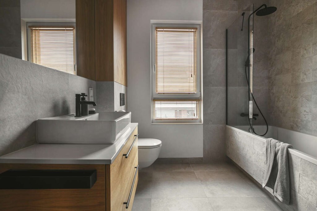 Czerń, szarość i drewno we wnętrzu.