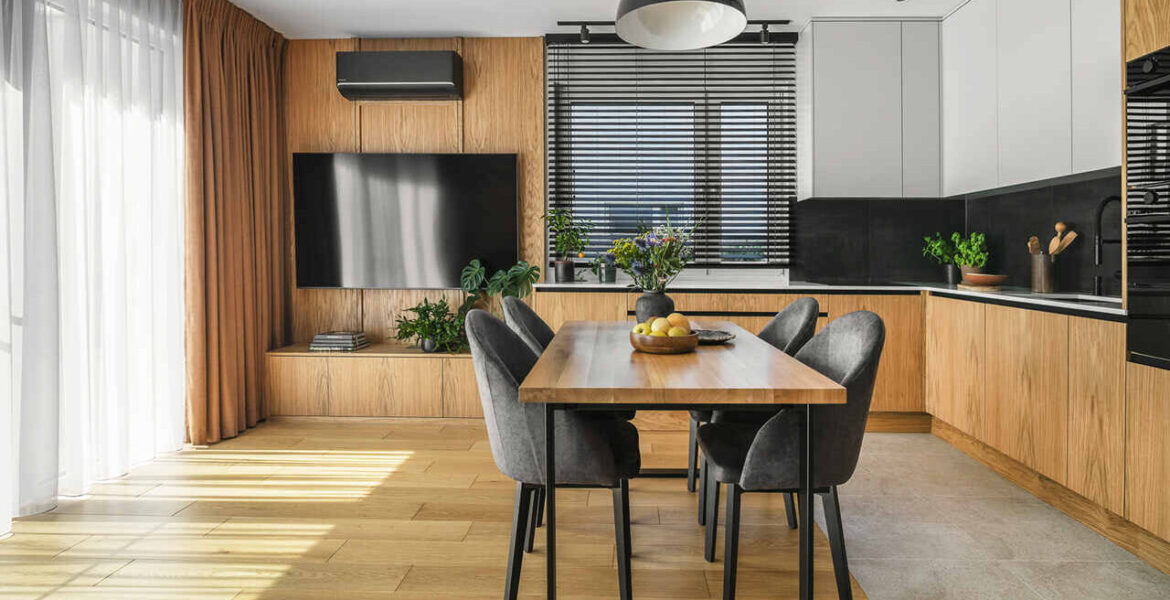 Czerń, szarość i drewno we wnętrzu.