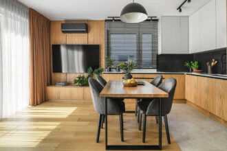 Czerń, szarość i drewno we wnętrzu.