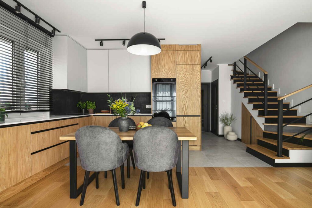 Czerń, szarość i drewno we wnętrzu.