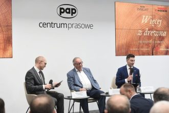 Od lewej: Bartosz Krzemiński (Polityka Insight), prof. dr hab. inż. Grzegorz Wielgosiński (Politechnika Łódzka), Marcin Ferdycz (Egger Biskupiec). Fot. PAP / S. Leszczyński.