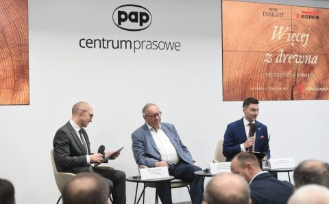 Od lewej: Bartosz Krzemiński (Polityka Insight), prof. dr hab. inż. Grzegorz Wielgosiński (Politechnika Łódzka), Marcin Ferdycz (Egger Biskupiec). Fot. PAP / S. Leszczyński.