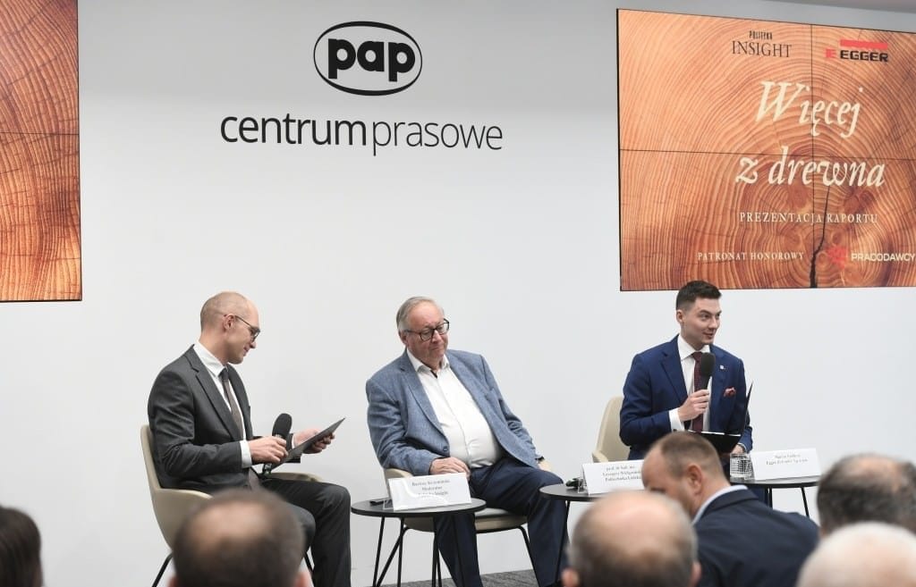 Od lewej: Bartosz Krzemiński (Polityka Insight), prof. dr hab. inż. Grzegorz Wielgosiński (Politechnika Łódzka), Marcin Ferdycz (Egger Biskupiec). Fot. PAP / S. Leszczyński.