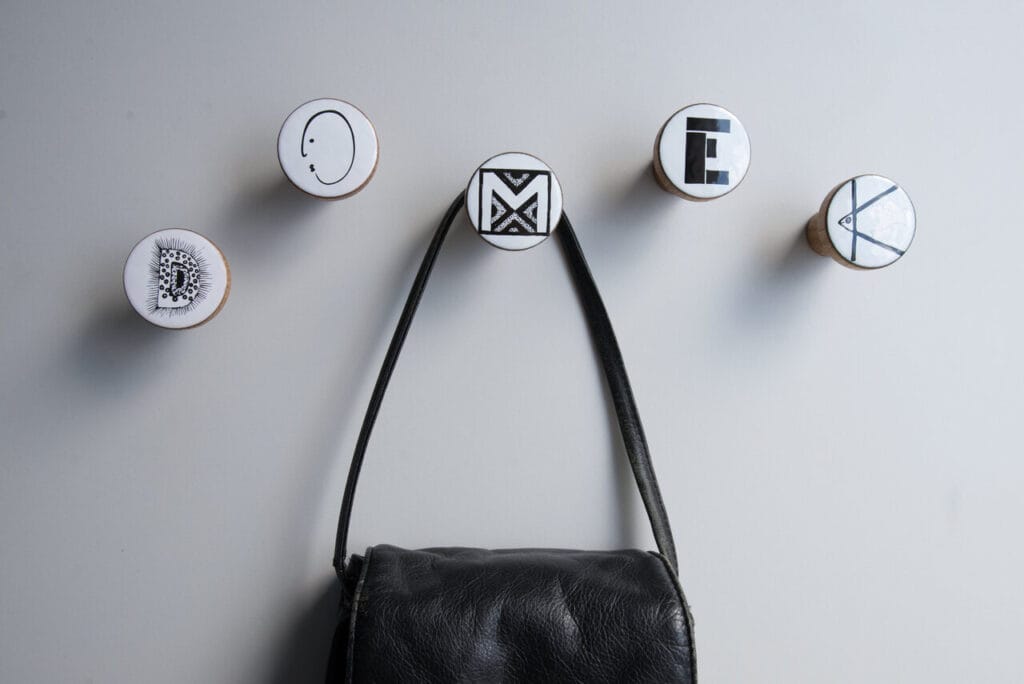 DOT Manufacture stara się, aby przedmioty codziennego użytku, które opuszczają pracownię były wyjątkowe, dopracowane i aby cieszyły klientów latami. Wieszaki wykonywane są na bazie drewna dębowego a ich fronty ozdabiane szkliwem wypalanym na miedzi. 