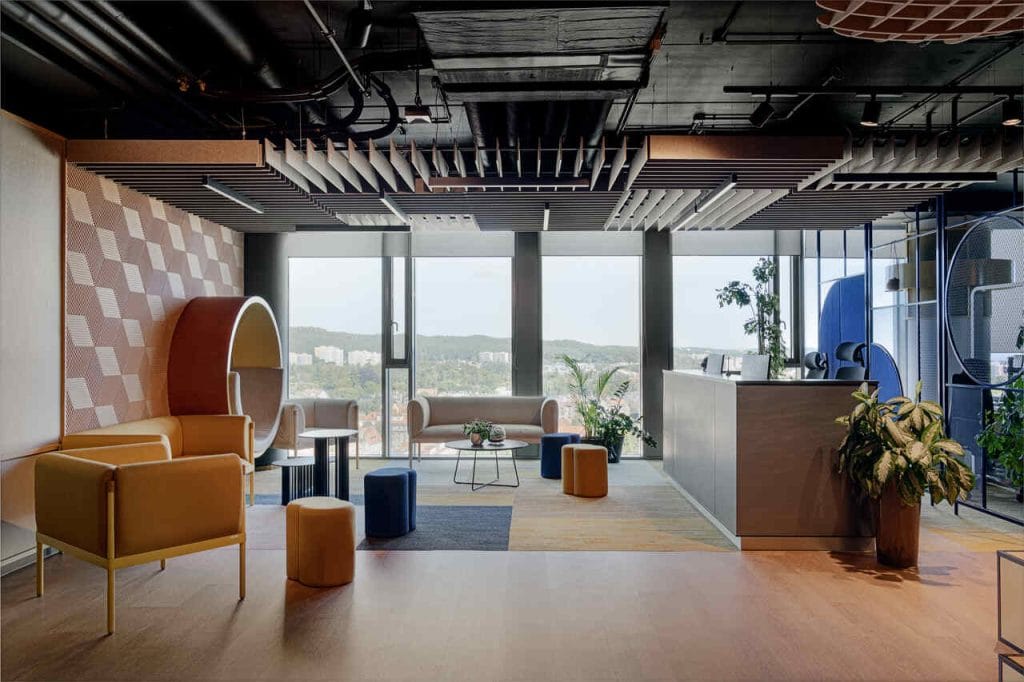 Układ funkcjonalny biura firmy Viterra jest bardzo czytelnie podzielony na części wspólne i strefy pracy. 