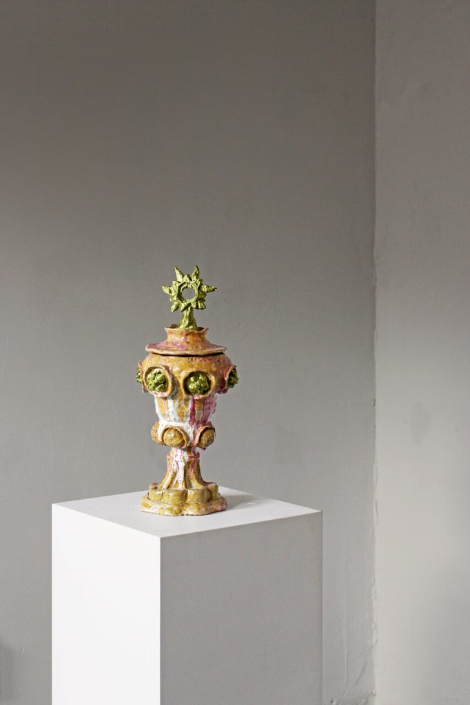 Tutaj sztuczna inteligencja i rzemiosło spotykają się na równych prawach. Sztuczna inteligencja tworzy projekt, a ludzie go dopełniają – rezultatem są hybrydowe dzieła, które przeplatają kody i tradycję. Na zdjęciu wazon Star Urn, proj. Natalia Triantafylii. Fot. Natalia Triantafylii. Źródło: Heimtextil.