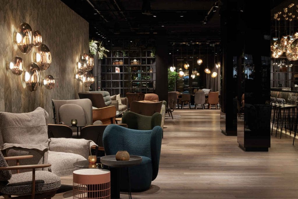 Unikatowe połączenie form, materiałów i kolorów tworzy ciepłą atmosferę w naturalnych barwach, połączoną z roślinnymi motywami, nawiązującymi do powstawania bursztynu. Wyposażenie przestrzeni Lounge w The Cloud One Gdańsk to m.in. fotele i sofy takich marek jak Moroso i Wittman, lampy Brokis i dywany vintage marki Mohebban. Liczne rośliny naturalne nawiązują do pochodzenia bursztynu, porastających ten obszar lasów sprzed 40 milionów lat.