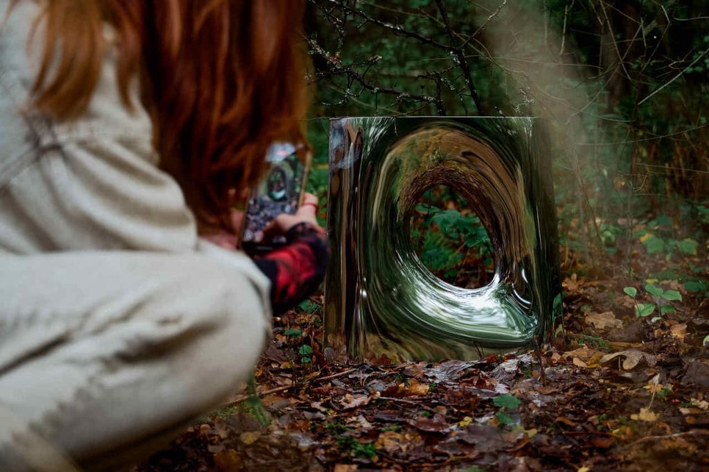 W lesie, na tle natury obiekty Zięta Design nabrały nowego znaczenia. Fot. Stan Zajączkowski.