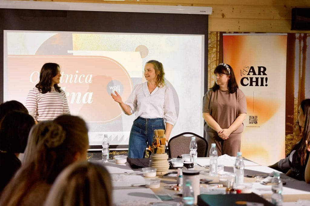Od lewej: Anna Kowalczyk (Wall Art), Monika Staniec (architektka wnętrz, inicjatorka projektu Let’s Archi!) i Aleksandra Bugaj (Wall Art) wprowadzają uczestniczki w tematykę warsztatów, podczas których powstały zaskakujące płaskorzeźby. Fot. Stan Zajączkowski.