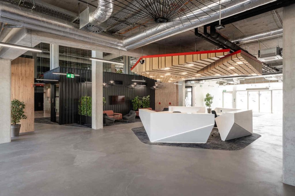 Wizytówką tego biura jest recepcja z poczekalnią, gdzie lada recepcyjna z białego corianu przyjmuje rzeźbiarską formę.