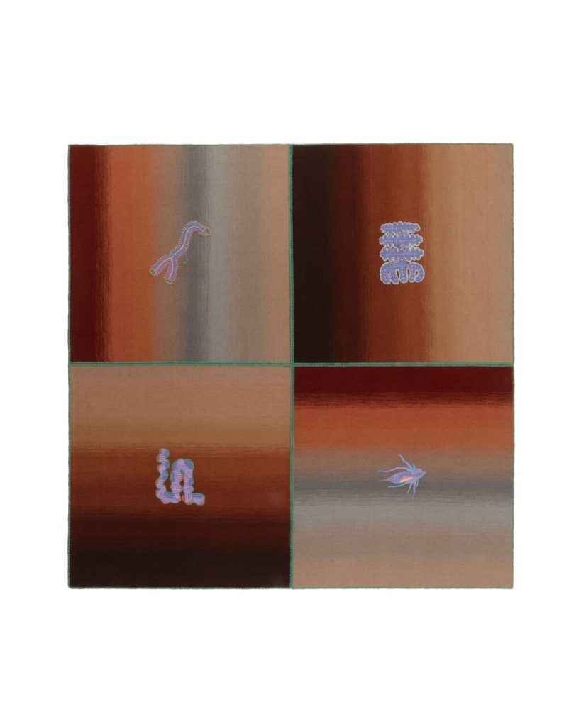 W czasach, gdy design jest silnie uwarunkowany funkcjonalnością i optymalizacją, detale dekoracyjne odzyskują znaczenie – nie ze względów praktycznych, ale dla przyjemności projektowania. Falbana na minimalistycznej zasłonie, neonowy element na lnianym kocu w naturalnym kolorze czy świadomie umieszczony frędzel: takie akcenty tworzą celowe przerwy. Dają jasno do zrozumienia, że design to coś więcej niż tylko praktyczność – a tkaniny mogą również emanować lekkością i humorem. Na zdjęciu Cryptid square, proj. i prod. Patricia Urquiola x cc-tapis. Zdjęcie dzięki uprzejmości cc-tapis. Źródło: Heimtextil.